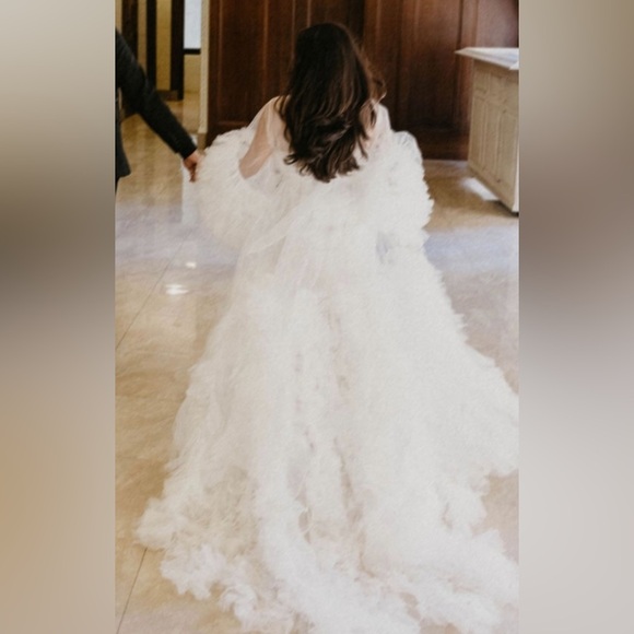 Elegant White Bridal Robe with Ruffles - Picture 4 of 4